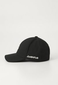 Cappellino da baseball nero con visiera curva, in tessuto, con ricamo bianco "JUVENTUS" sul lato e un logo sulla parte anteriore.