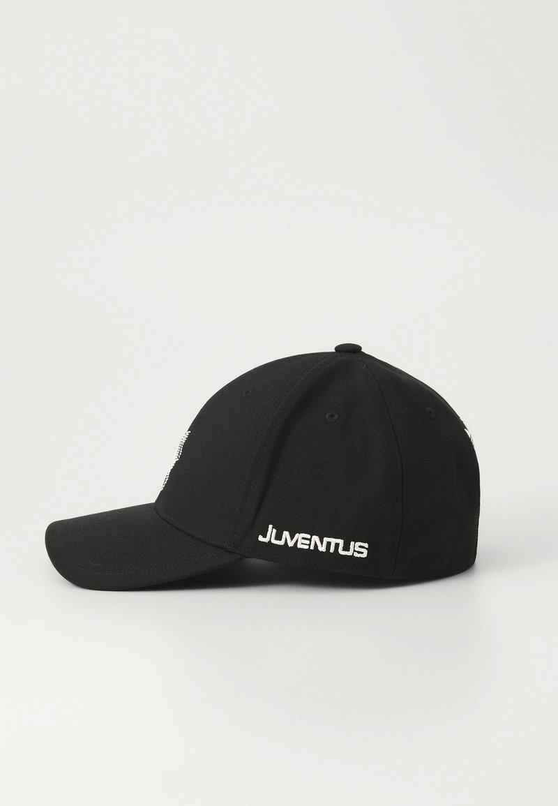 Svart basebollkeps med böjd skärm, tissu-textur, med vit "JUVENTUS" brodyr på sidan och en logotyp på framsidan.