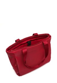Červená taška cez rameno, vyrobená z hladkého materiálu, s uzatváraním na zips, dvoma pevným rukoväťami a vnútornými vreckami. Matný povrch bez vzorov.