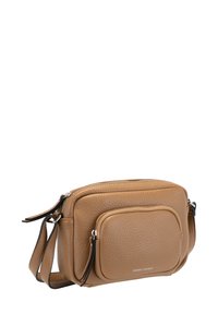 Borsa a tracolla in pelle martellata color tan con tasca frontale con zip e tracolla regolabile, vista angolata su sfondo bianco.