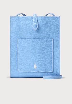 Mala de couro azul claro com superfície texturizada, apresentando um bolso frontal, fecho com botão e uma alça fina para o ombro. Detalhe do logótipo em branco.