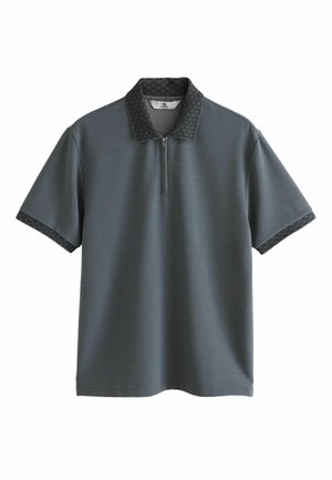 Meeste lühikeste varrukatega hall polo särgiga, millel on musta mustriga krae ja varrukaotsad ning esiküljel poollukuga.
