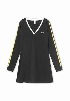 Černé šaty s dlouhým rukávem a výstřihem do V, s bílým límcem a žlutými pruhy na rukávech. Měkký materiál s volným střihem.