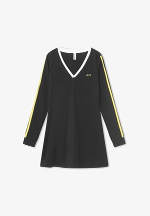 Černé šaty s dlouhým rukávem a výstřihem do V, s bílým límcem a žlutými pruhy na rukávech. Měkký materiál s volným střihem.