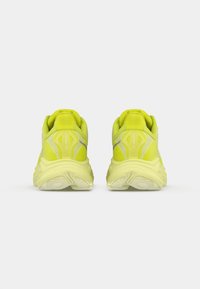 Neon-gelbe Laufschuhe mit einem atmungsaktiven Mesh-Obermaterial, gepolstertem Sohlen und einer strukturierten Gummisohle mit Fersendetails und Branding.