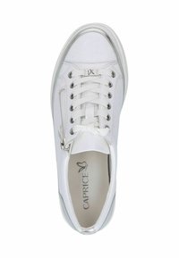 Fehér bőr sneaker kerek orral, lapos fűzőkkel, ezüst kiegészítőkkel és oldalsó cipzárral. Jellemzője a textúrált talpbetét és a márkázott logó.