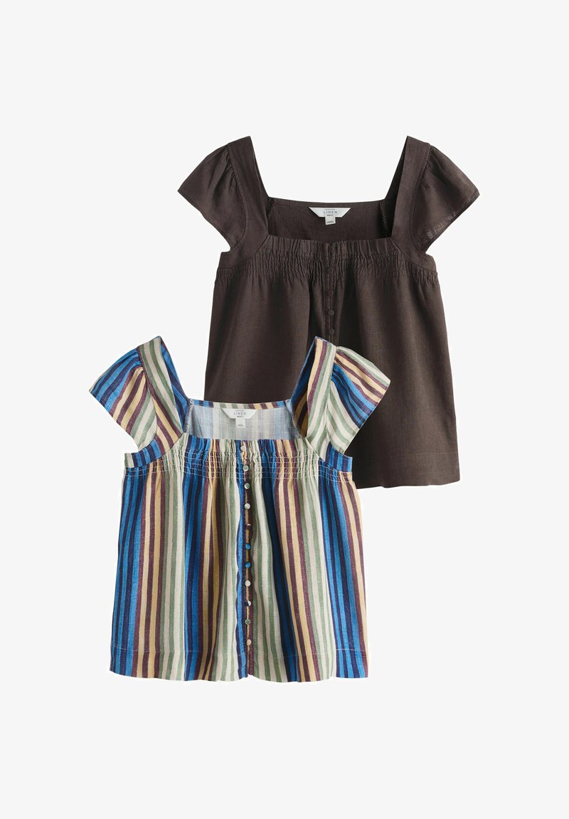 Deux hauts en lin avec encolure carrée et manches courtes bouffantes, l'un uni marron foncé, l'autre à rayures verticales multicolores avec des boutons sur le devant.