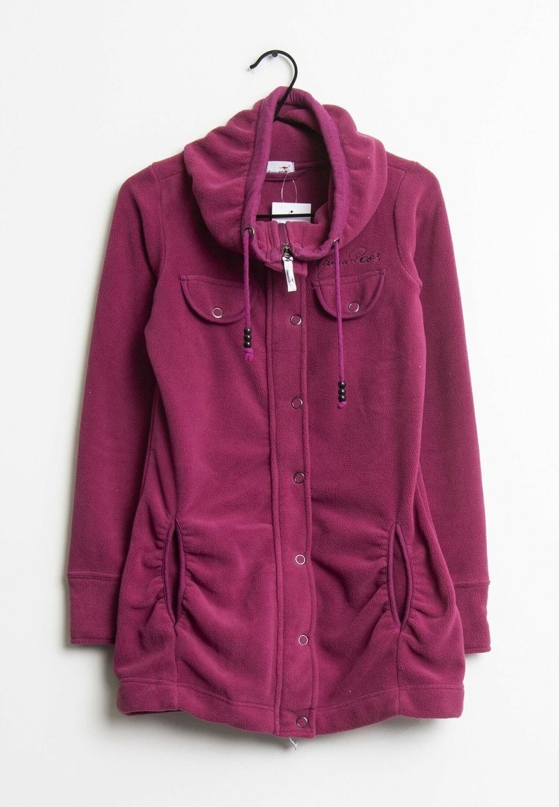 Felpa con cappuccio di felpa in magenta intenso, con un ampio collo a cowl, bottoni a pressione sul davanti, due tasche sul petto e un cordoncino con perline decorative.