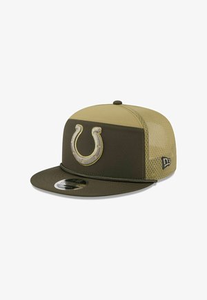 Cappello khaki e verde oliva con un grande logo a forma di ferro di cavallo ricamato. Design strutturato con visiera piatta e pannelli posteriori in rete per la ventilazione.