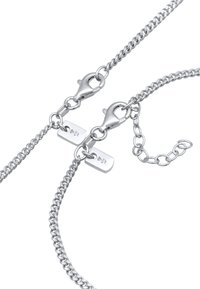 Collana in argento con chiusura a gancio, piccoli ciondoli rettangolari con incisioni e anelli di diverse dimensioni per un effetto testurizzato.
