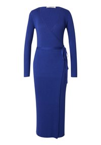 Blaues geripptes Kleid mit langen Ärmeln, tiefem V-Ausschnitt, Wickeldesign und seitlichem Bindedetail. Hat eine Länge bis zur Mitte der Waden und eine glatte Textur.