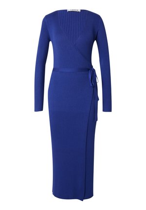 Blauwe geribbelde jurk met lange mouwen, diepe V-hals, wikkelontwerp en zijstrikdetails. Heeft een lengte tot halverwege de kuit en een gladde textuur.