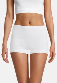 Weiße Baumwollshorts mit glatter Textur, einer mittelhohen Taille und einer figurschmeichelnden Passform, verziert mit kontrastierenden Nähten am Saum.