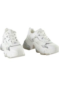 Chunky hvite sneakers med mesh og syntetiske detaljer, med en tykk, strukturert såle med gjennomsiktige elementer og snøring.