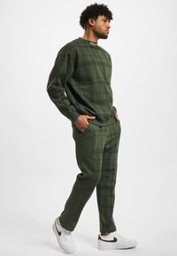 Mister Tee THUG LIFE MOSCH - Mikina - olive