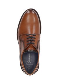 Chaussure en cuir marron à lacets avec une finition lisse, un bout rond et des lacets noirs contrastants ; présente des détails de perforation sur les côtés.