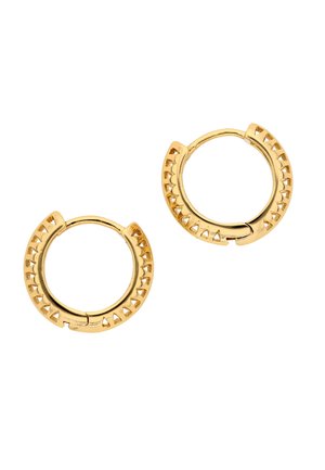 Pari pieniä kultaisia renkaskorvakoruja, joissa on kolmionmuotoiset leikkauskuviot ulkoreunalla, valkoisella taustalla esillä.