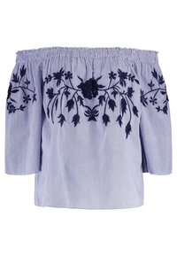 Blouse rayée à épaules dénudées en blanc et marine avec manches courtes. Présente une broderie florale en marine sur la poitrine et les épaules.