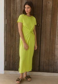 Next TWIST-REGULAR FIT - Robe en jersey - lime green