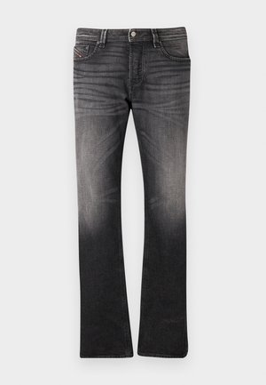 Crne traperice s blagim izblijedjelim uzorkom. Prilagođeni dizajn, ravne nogavice, s pet džepova i kopčanjem na gumbe u struku.