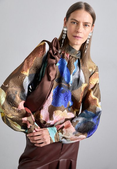 Stine Goya GATHERED LONG SLEEVE CRINKLED TEXTURED  - Camicetta - aquarelle garden