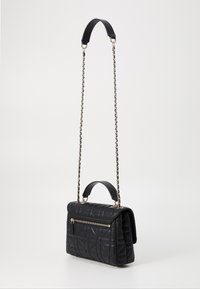 Schwarze gesteppte Handtasche mit einem oberen Griff und einem Kettenriemen, ausgestattet mit einer Vordertasche mit Reißverschluss und goldfarbenen Hardware-Akzenten.