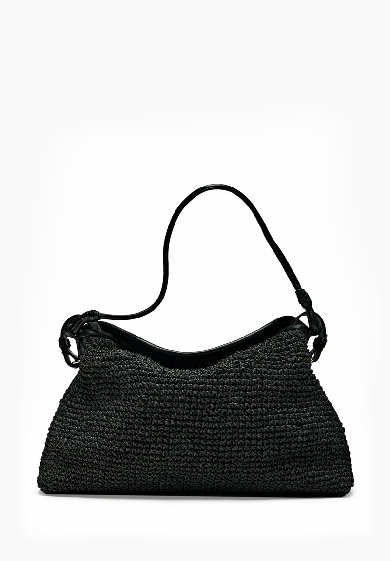 Borsa a tracolla tessuta nera con un esterno testurizzato, un interno nero liscio e una singola tracolla regolabile attaccata di lato.