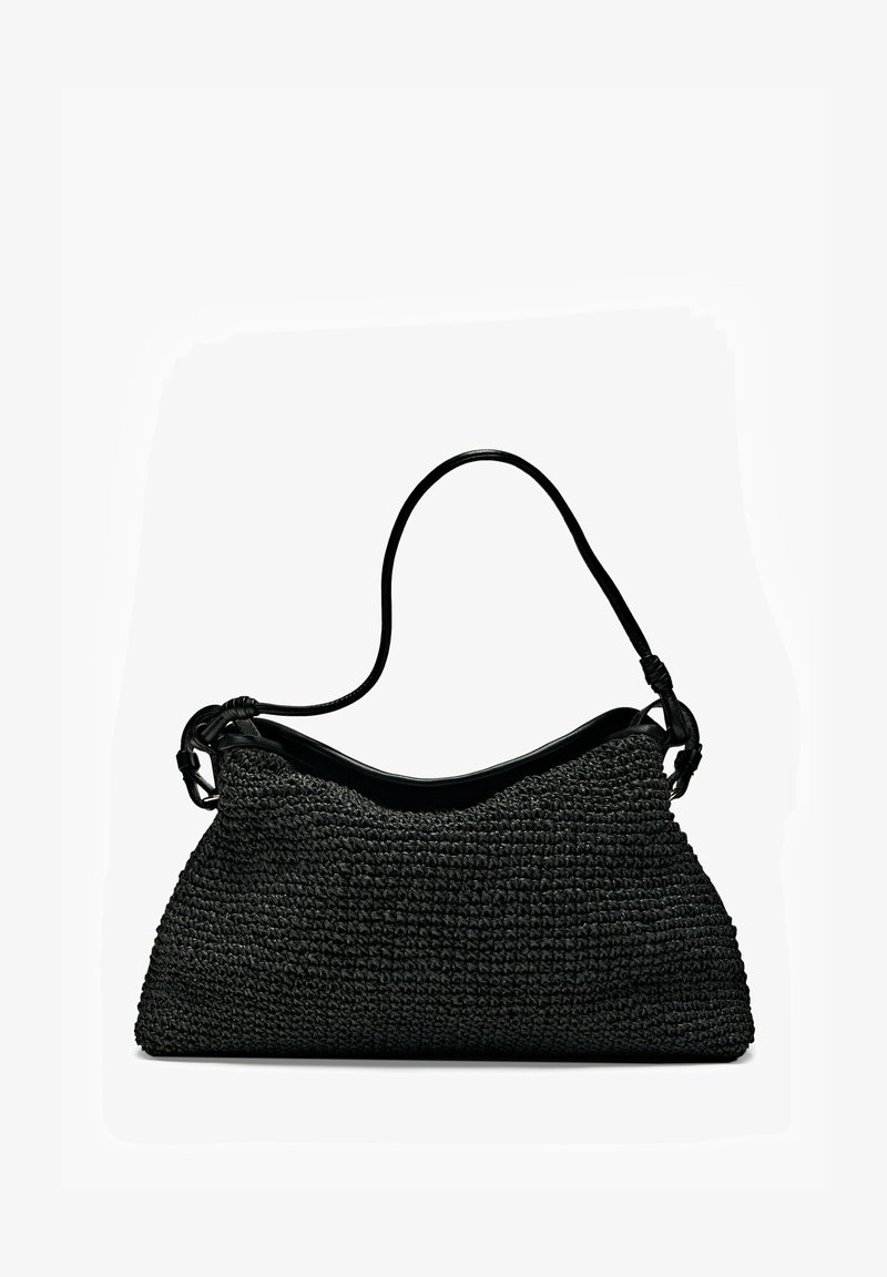 Czarna pleciona torebka z teksturową powierzchnią, gładkim czarnym wnętrzem oraz jedną regulowaną rączką przypiętą z boku.