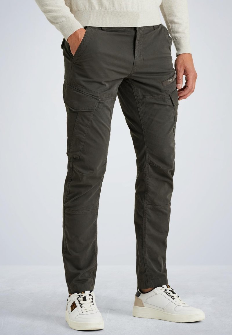 Pantalons cargo gris foncé en tissu léger, dotés de multiples poches latérales et d'une coupe fuselée, associés à des baskets blanches.