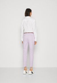 b.young DAYS CIGARET PANTS - Chinos tipa bikses - orchid bloom