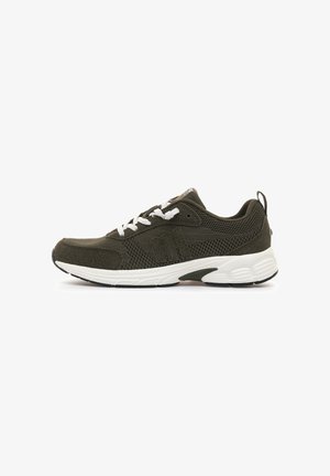 Zapatillas deportivas en malla y ante de color verde oscuro, con cordones blancos, un cuello acolchado y una suela acolchada con un acento negro.