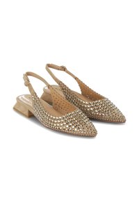 Zapatos slingback de color beige con puntera puntiaguda, que cuentan con un diseño de tachuelas y un tacón bajo tipo bloque. Fabricados en cuero sintético suave con un acabado texturizado.