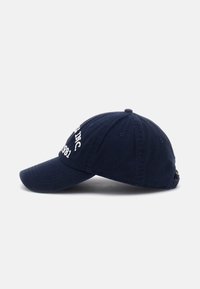 Gorra de béisbol azul marino hecha de algodón, con una visera curva, texto bordado en blanco en la parte frontal y una correa ajustable en la parte posterior.
