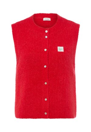 Gilet sans manches rouge en matériau doux et texturé. Présente un col rond, des boutons sur le devant et une étiquette de marque verte.