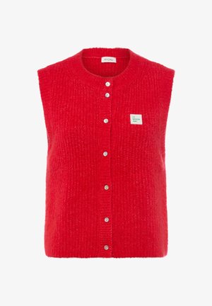 Gilet sans manches rouge en matériau doux et texturé. Présente un col rond, des boutons sur le devant et une étiquette de marque verte.