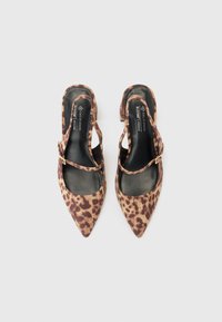 Slingback potpetice s leopardastim uzorkom s oštrim vrhom, glatkom tkaninom, detaljom na kopčanje sa strane i crnim unutarnjim oblogom.