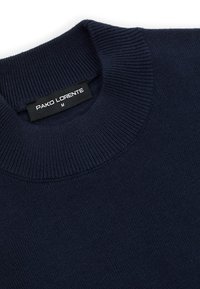 Granatowy sweter z dzianiny z prążkowanym okrągłym dekoltem, z czarną metką z napisem "PAKO LORENTE" i rozmiarem "M". Gładka faktura.