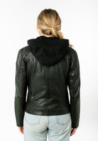 Zwarte leren jas met een afneembare zwarte hoodie. Beschikt over een getailleerde pasvorm, gestructureerde schouders en zichtbare stikseldetails.