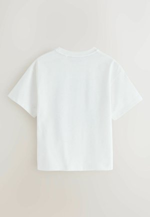 Valge puuvillane T-särk ümmarguse kaelusega ja lühikeste varrukatega, millel on lõdvestunud lõige ja sile tekstuur. Tagant vaadatuna ei ole logisid ega mustreid.