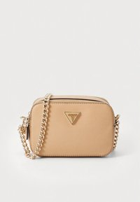 Borsa a tracolla in ecopelle beige con tracolla a catena dorata e logo triangolare. Texture liscia, forma rettangolare e chiusura con cerniera.