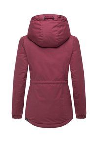 Giacca imbottita color bordeaux con cappuccio, vita aderente, polsini elasticizzati e una texture liscia e opaca. Presenta un cordoncino regolabile sul cappuccio.