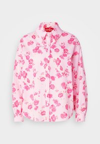 Blusa rosa con un motivo floreale composto da fiori rossi e rosa, con chiusura a bottoni sul davanti e maniche lunghe con polsini arricciati.