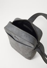 Calvin Klein REFINED REPORTER - Skulderveske - iron gate