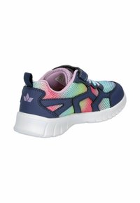 Mehrfarbiger Sportschuh mit Mesh-Obermaterial, marineblauen Akzenten, flexibler weißer Sohle und verstellbarem Riemen. Mit Farbverlauf in Pastelltönen.