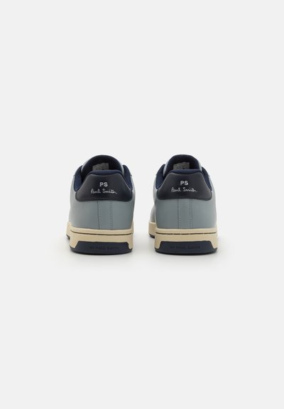 Leder-Sneaker mit einem hellblauen und navyblauen Design, strukturierten Akzenten, weißen Schnürsenkeln und einer beigen Gummisohle mit Branding-Details an der Ferse.