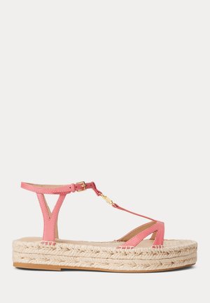 Sandale en cuir rose avec plateforme en jute tissé. Dotée d'une bride réglable à la cheville, d'un design à bout ouvert et d'accents en métal doré.