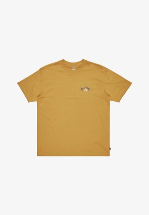 Short-sleeve mustard yellow t-shirt made of cotton. Features a small embroidered logo on the chest and a classic crew neck design.