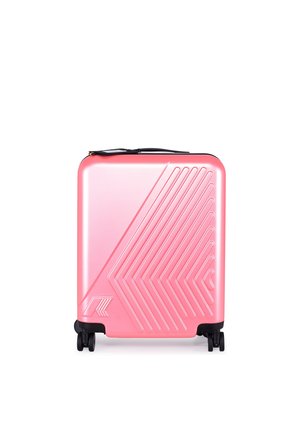 Kompaktowa różowa twarda walizka z ukośnymi tłoczonymi liniami i czterema czarnymi obrotowymi kółkami.