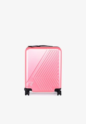 Kompaktowa różowa twarda walizka z ukośnymi tłoczonymi liniami i czterema czarnymi obrotowymi kółkami.