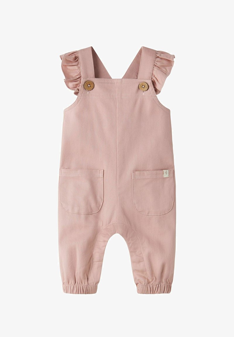 Salopette rose pour tout-petit avec bretelles à volants, deux poches avant, fermetures à boutons en bois et ouvertures de jambes élastiquées.
